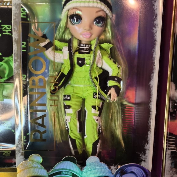 Rainbow High Winter Doll Jade Hunter * COLLECTIBLE!!! - Picture 3 of 8